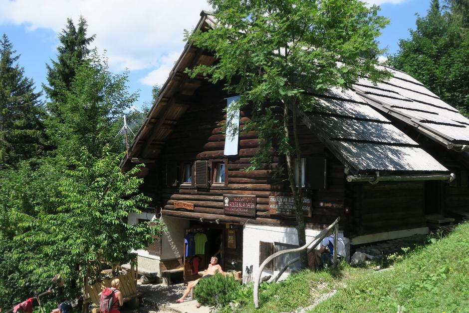 Koča na Klemenči jami pod Ojstrico | Avtor: Manca Čujež