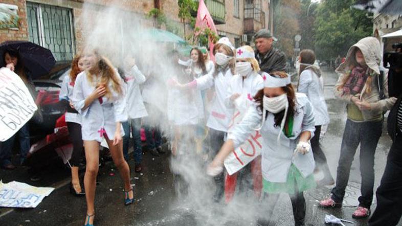 Tako so članice Femena v preobleki medicinskih sester protestirale pred turško a