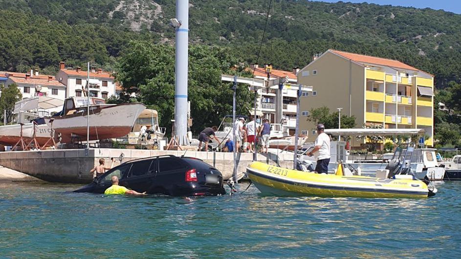 Avto zapeljal v morje