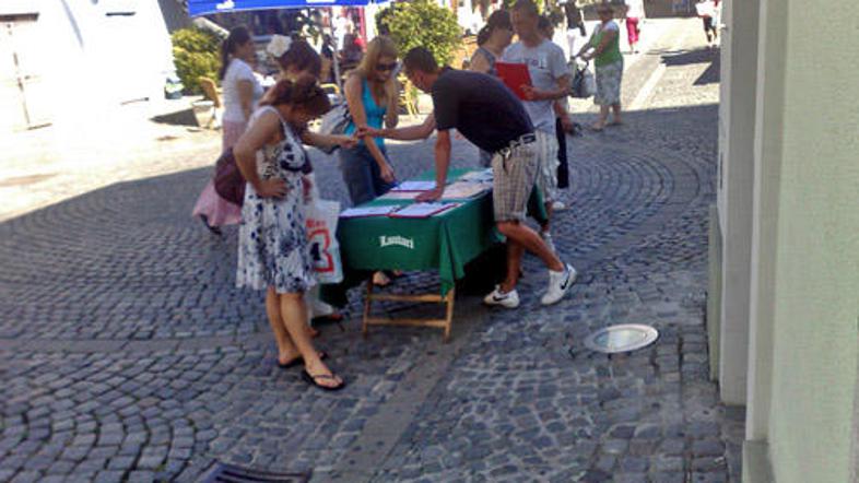 Člani skupnosti niso preveč veseli, če jim poleg podpisa ne podarite tudi denarj