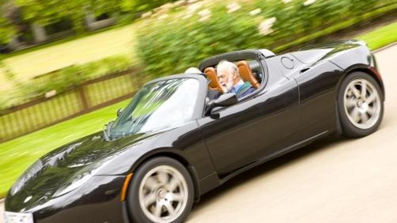 Teslin roadster prav te dni začenja preboj na trge po svetu. Zaradi uporabe oglj