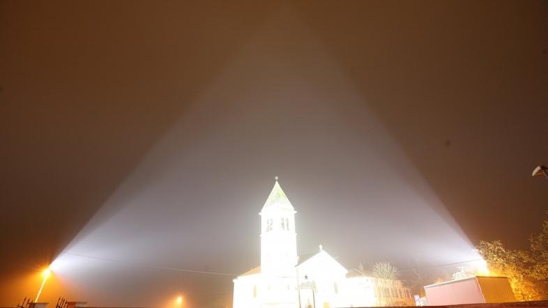 slovenija 30.01.14. snopi svetlobe v nebo, svetlobno onesnazevanje, foto: Andrej