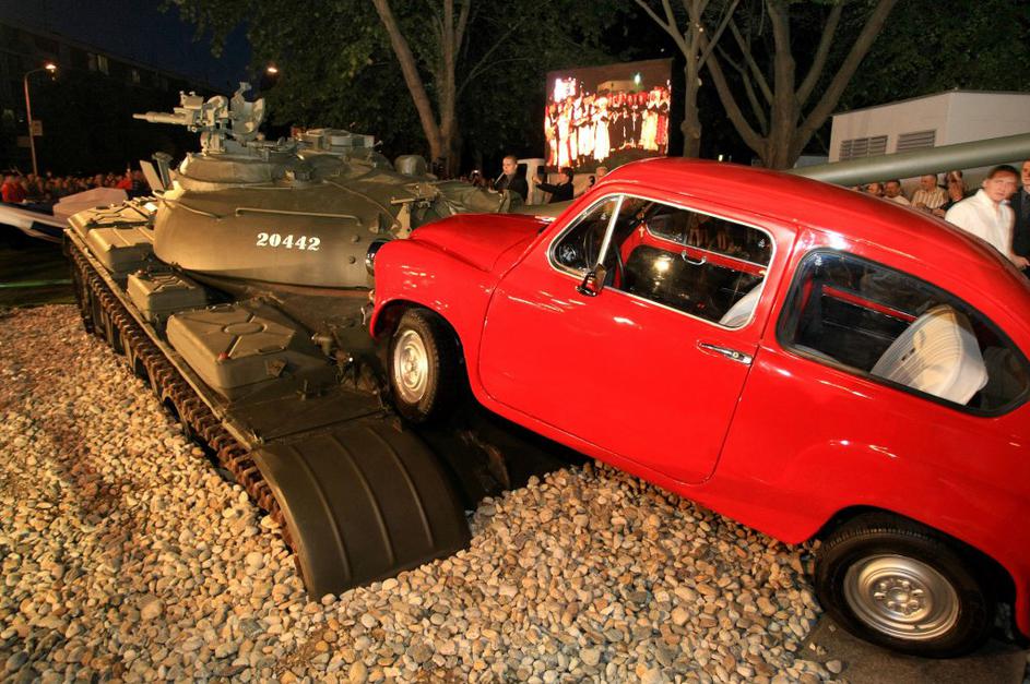 Rdeči fičo se maščuje tanku.