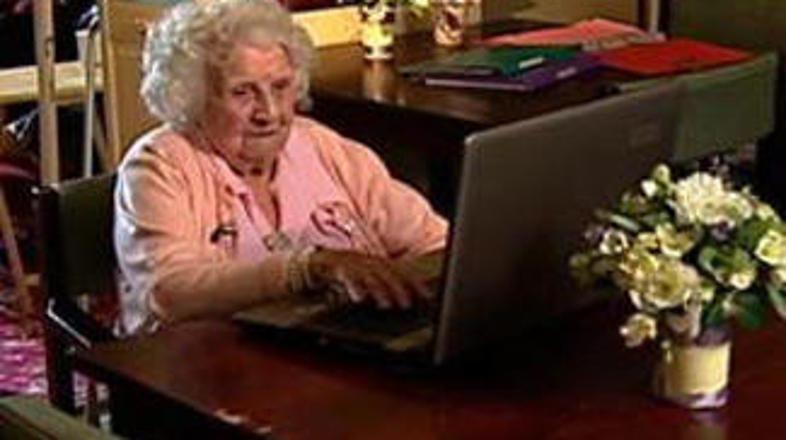 Ivy Bean raje uporablja Twitter fot Facebook.