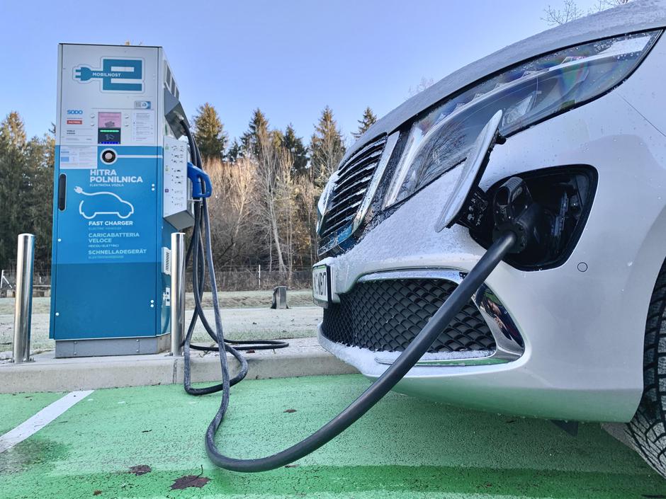 Električna polnilnica polnjenje Petrol | Avtor: Andrej Leban