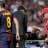 Puyol Iniesta poškodba zdravnik nosila izpah Benfica Barcelona Liga prvakov