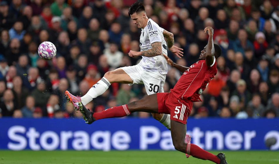 Šeško derbi med Liverpoolom in Manchester Unitedom začel na klopi