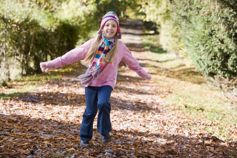 otrok jesen gozd narava zrak | Avtor: Shutterstock