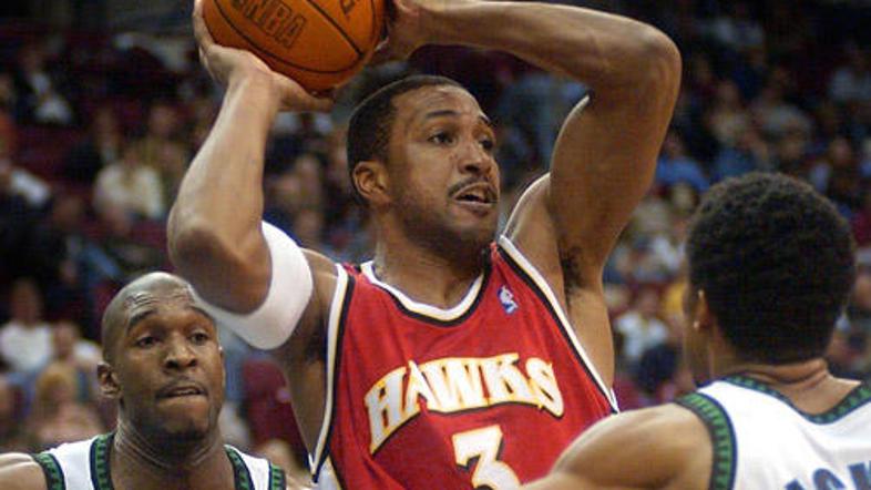 V dresu Hawksov je Shareef leta 2001 na eni tekmi dosegel magičnih 50 točk.