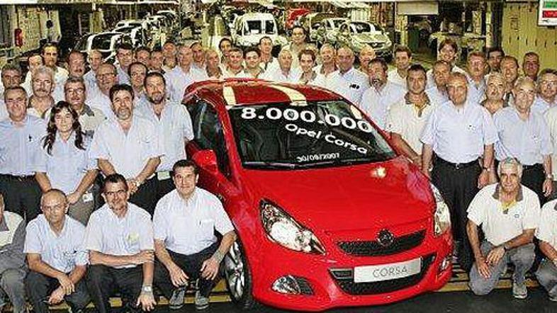 Jubilejna osemmilijonta corsa je model OPC v magma rdeči barvi.