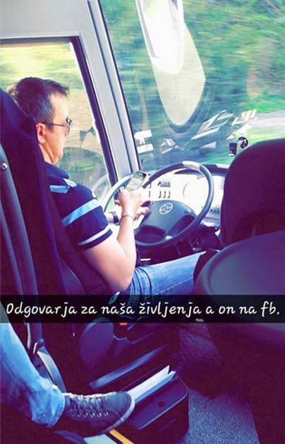Voznik avtobusa na telefonu