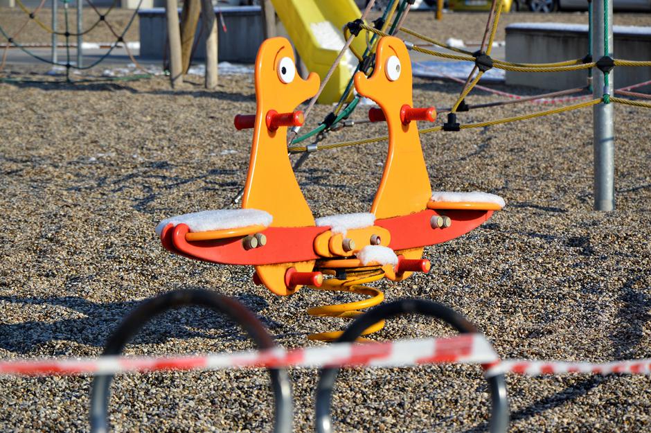 Šola epidemija covid igrišče otroci trak | Avtor: Andrej Leban