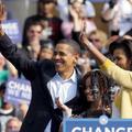 Obama z ženo in hčerko na enem od predvolilnih shodov