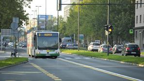 slovenija 24.09.13, avtobus, vozni pas rezerviran za avtobuse in taksije, vozni 
