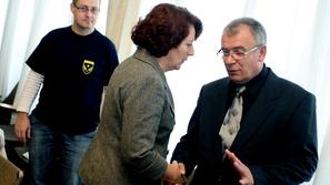 Vladna pogajalka Helena Kamnar in vodja stavkovnega odbora Dušan Miščević. (Foto