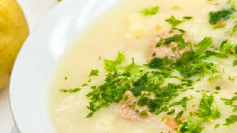 Postrezite jo potreseno s peteršiljem in po želji s hrustljavimi kruhovimi kocka