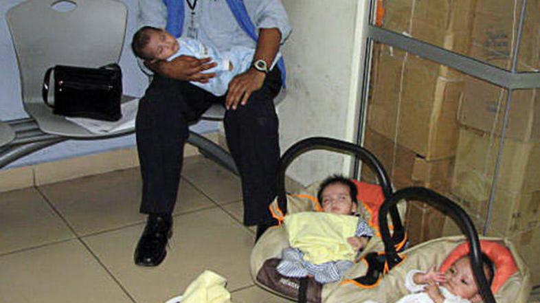 Slika prikazuje tri dojenčke, ki so bili v mestu Gvatemala City rešeni iz rok ug