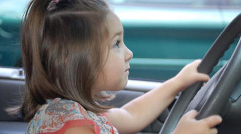 Mami, ne vidim čez volan!