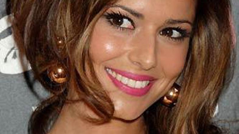 Cheryl Tweedy-Cole, pevka skupine Girls Aloud je z ustnicami v živem rožnatem od