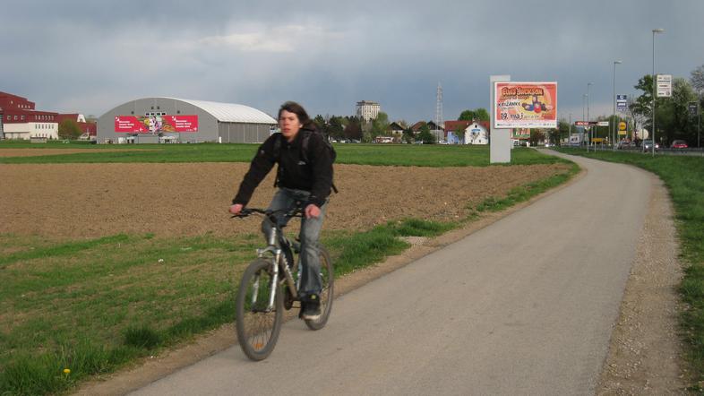 Kolesarska steza Kranj–Naklo, ki je bila asfaltirana konec leta 2009, se je dobr