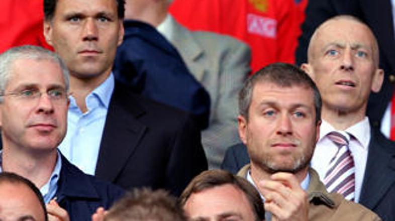 Marco Van Basten še nekaj časa ne bo vodil ekipe Ajaxa.