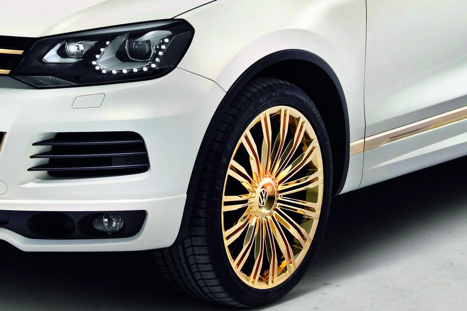 V Dohi je bil predstavljen tudi touareg z zlato notranjostjo in zlatimi platišči