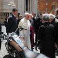 Papežev Harley-Davidson bo šel na dražbo 