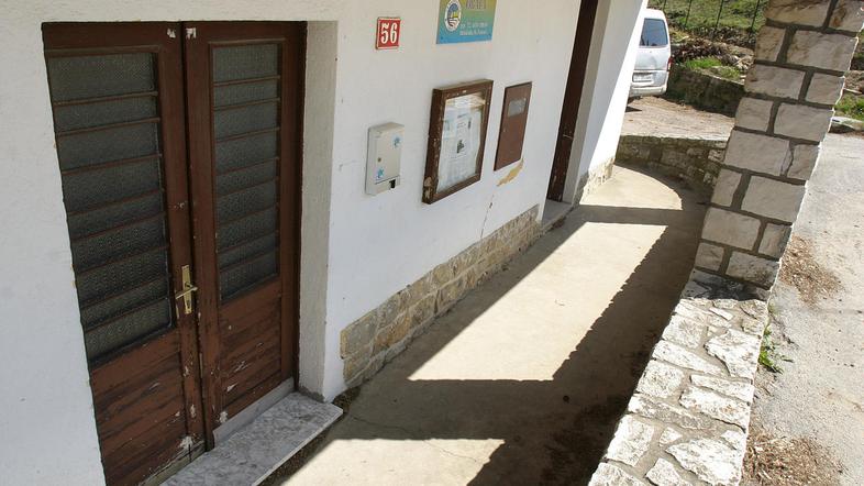 Zdajšnji Dom družbenih organizacij na Belem Križu je dotrajan in zato malo upora