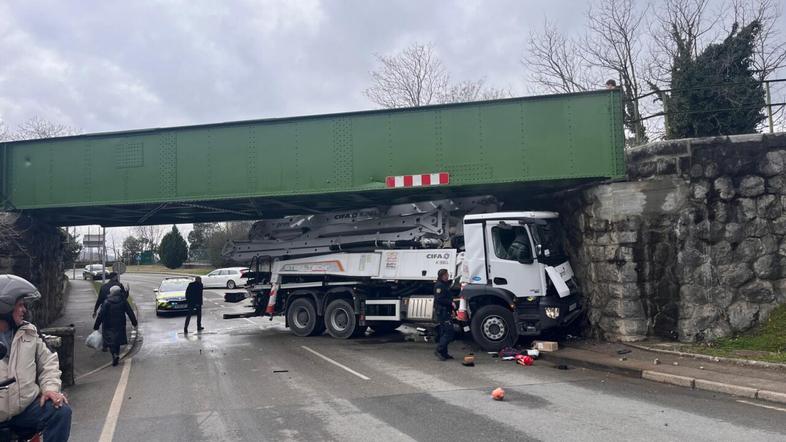 zagozden tovornjak pod nadvozom v Solkanu