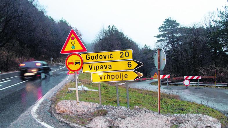 V sredo popoldne je bila cesta še izmenično odprta za osebna vozila, včeraj ob 1