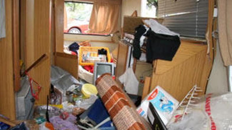 Več deset prikolic je poškodovanih.