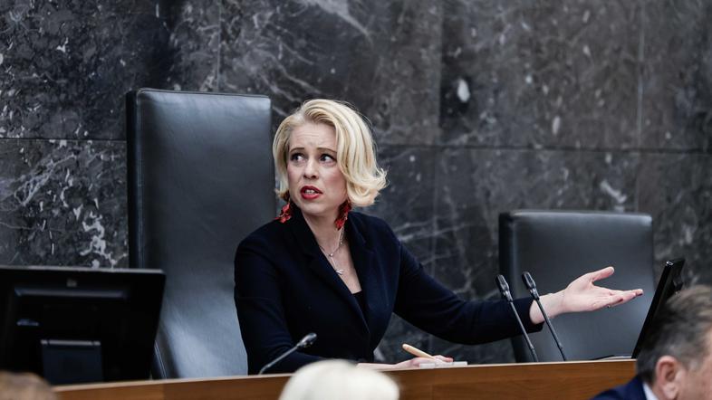 interpelacija Boštjan Poklukar, Urška Klakočar Zupančič