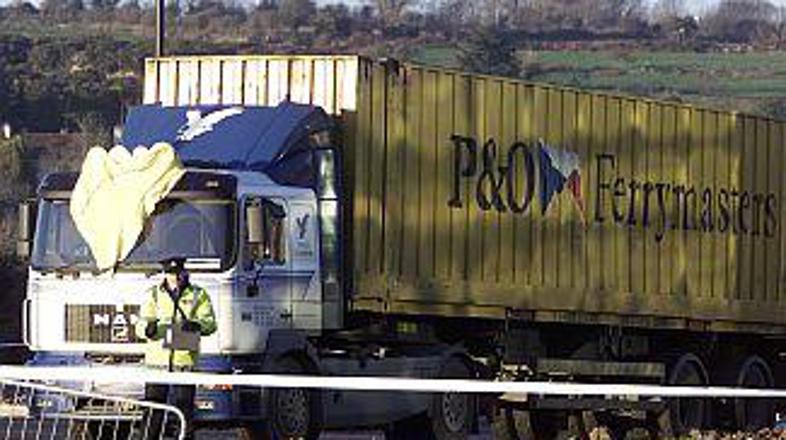 Avtoprevozniki stavkajo zaradi cen goriva in neurejenih panožnih razmer.