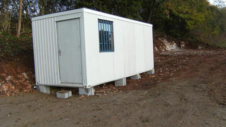 Bivalni zabojnik so postavili na kmetijskem zemljišču, ki so ga v ta namen tudi 