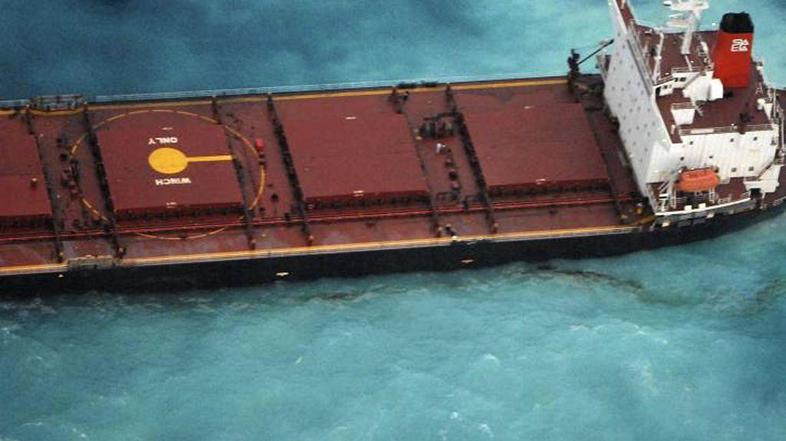 Ladja se lahko prelomi na polovico. (Foto: Reuters)