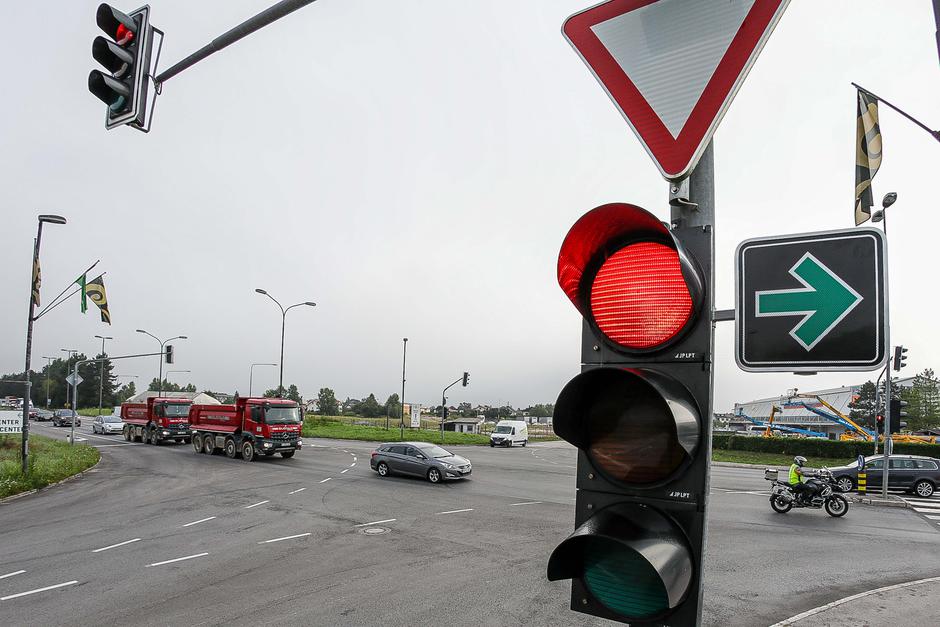 dodatna zelena puščica za zavijanje desno | Avtor: Saša Despot