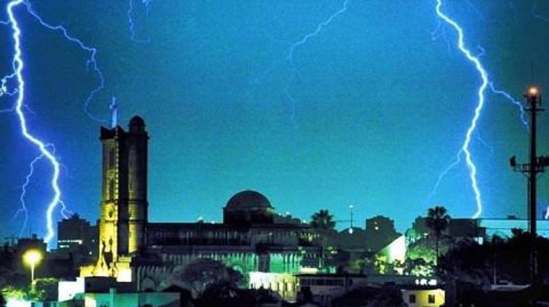 Nebo nad Porto Alegrejem je večkrat razsvetljeno zaradi strel.