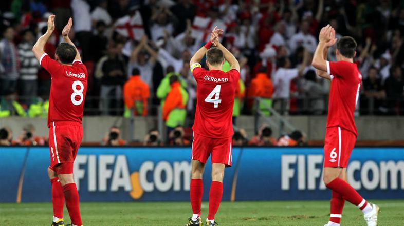 Za boljše razpoloženje pred tekmo s Slovenijo jih je Capello povabil na pivo. (F