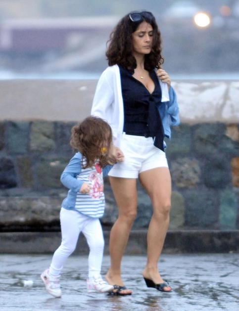 Med povabljenci je bila tudi Salma Hayek s hčerko Valentino in možem Francoisom-