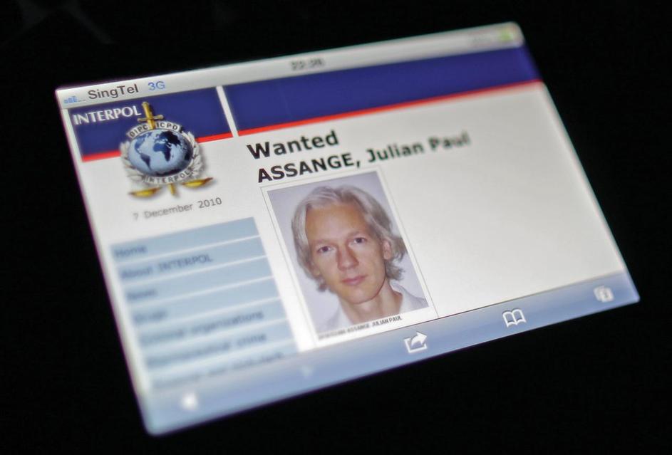 Assange je v zadnjih dneh bolj iskan kot Osama bin Laden. (Foto: Reuters)