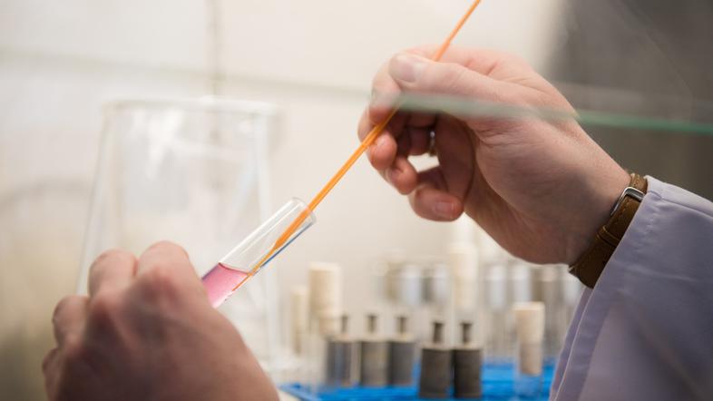 testiranje vzorca v laboratoriju