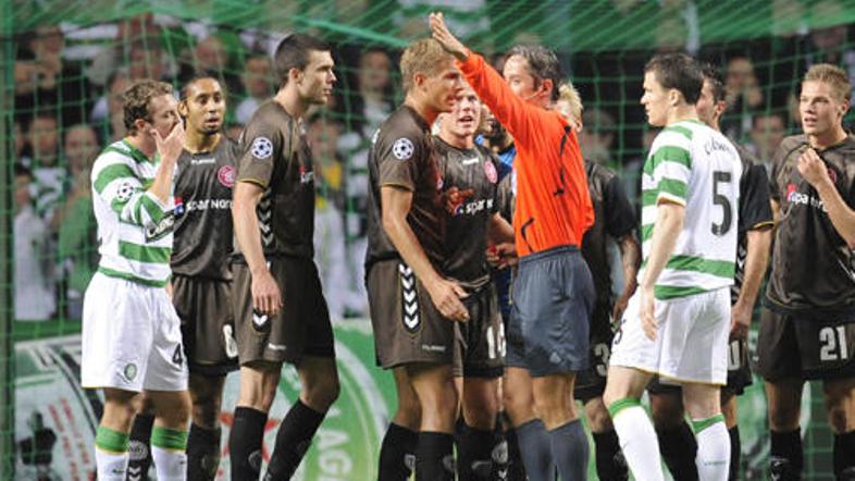 Sodnik Matteo Simone Trefoloni je za prekršek Michaela Jakobsena z igrišča posla