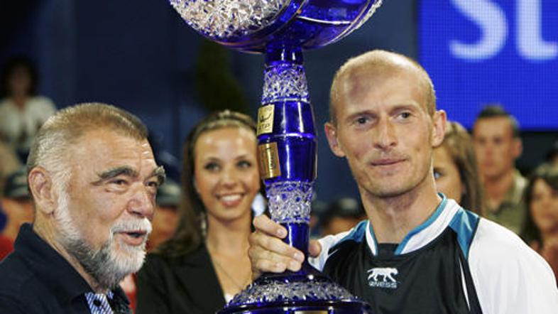 Davidenko je pokal za zmago prejel iz rok hrvaškega predsednika Stipeta Mesića (