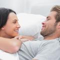 ženska moški veselje sreča postelja zveza