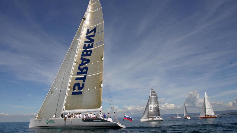 Maxi Jena je iz italijanskih voda v Koper priplula konec tedna. Njen lastnik je 