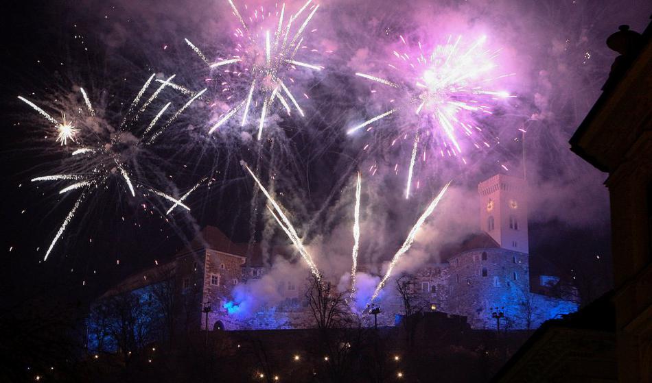 Več 10.000-glavo množico v Ljubljani na mrzlo noč pričakal ognjemet