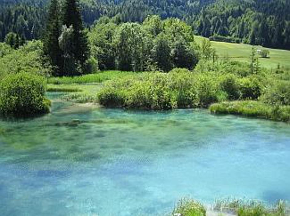 Od parkirišča ob magistralni cesti, ki povezuje mejni prehod Rateče in Kranjsko 