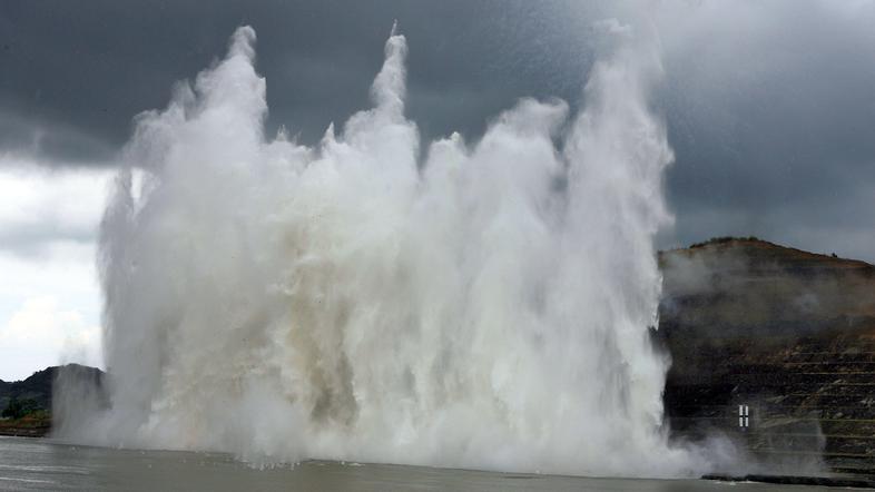 Posodabljanje se je začelo z veliko eksplozijo.