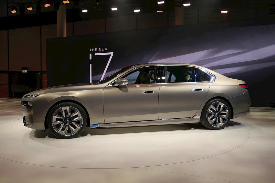 BMW serije 7, i7
