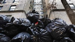 Ta kup smeti je preprečil samomor. (Foto: Reuters)